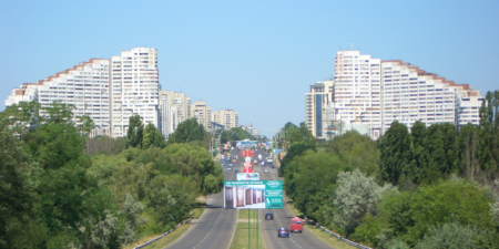 Chisinaussa tie keskustaan lentokentältä kulkee isojen talojen muodostaman "Kaupungin portin" kautta.