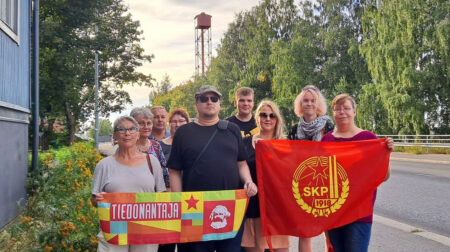 SKP:n poliittinen toimikunta poseeraa Pispalassa.