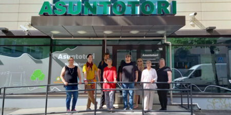 SKP:n poliittinen toimikunta seisoo Tampereella Asuntotorin edessä.