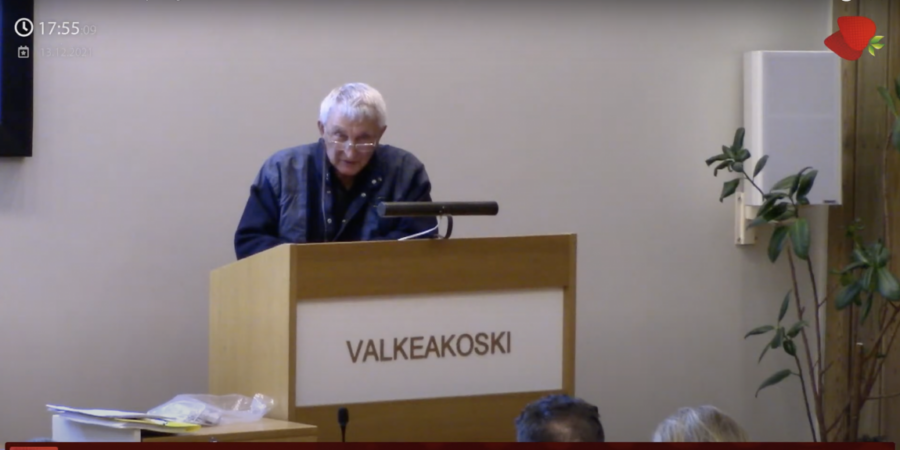 Reijo Heinonen puhuu Valkeakosken valtuustossa.