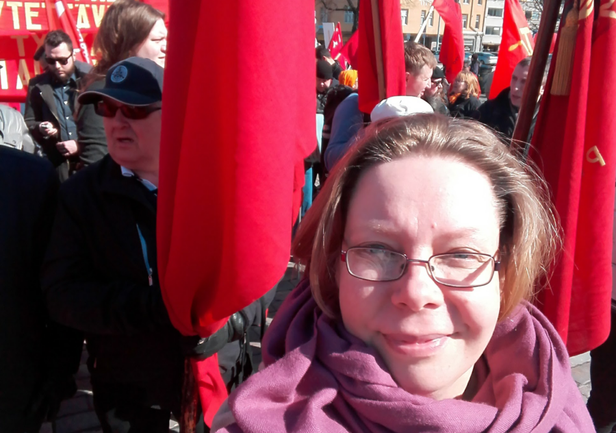 Tiina Sandberg kiertää SKP:n piirijärjestöjä vaaliohjelmaluonnoksen kanssa.