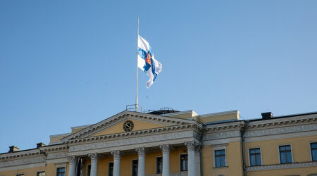 Suruliputus Valtioneuvoston katolla.