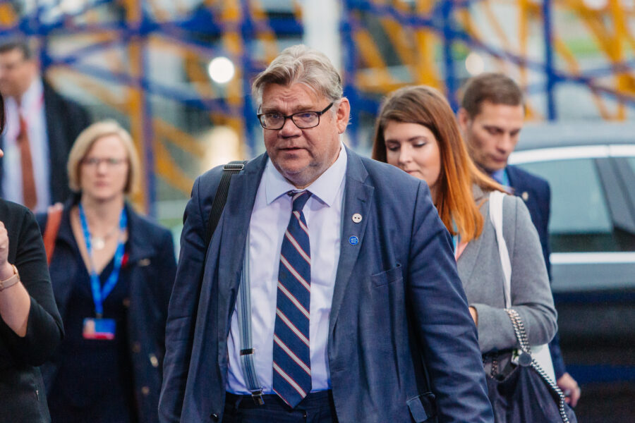 Timo Soini kävelee ulkona.
