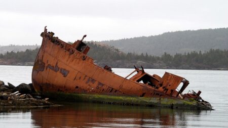 Laivan hylky puoliksi uponneena.