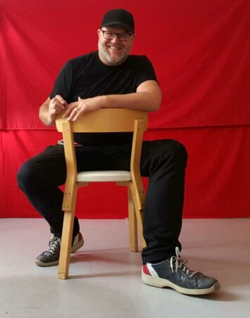 SKP:n puheenjohtaja JP (Juha-Pekka) Väisänen on käsitetaiteilija