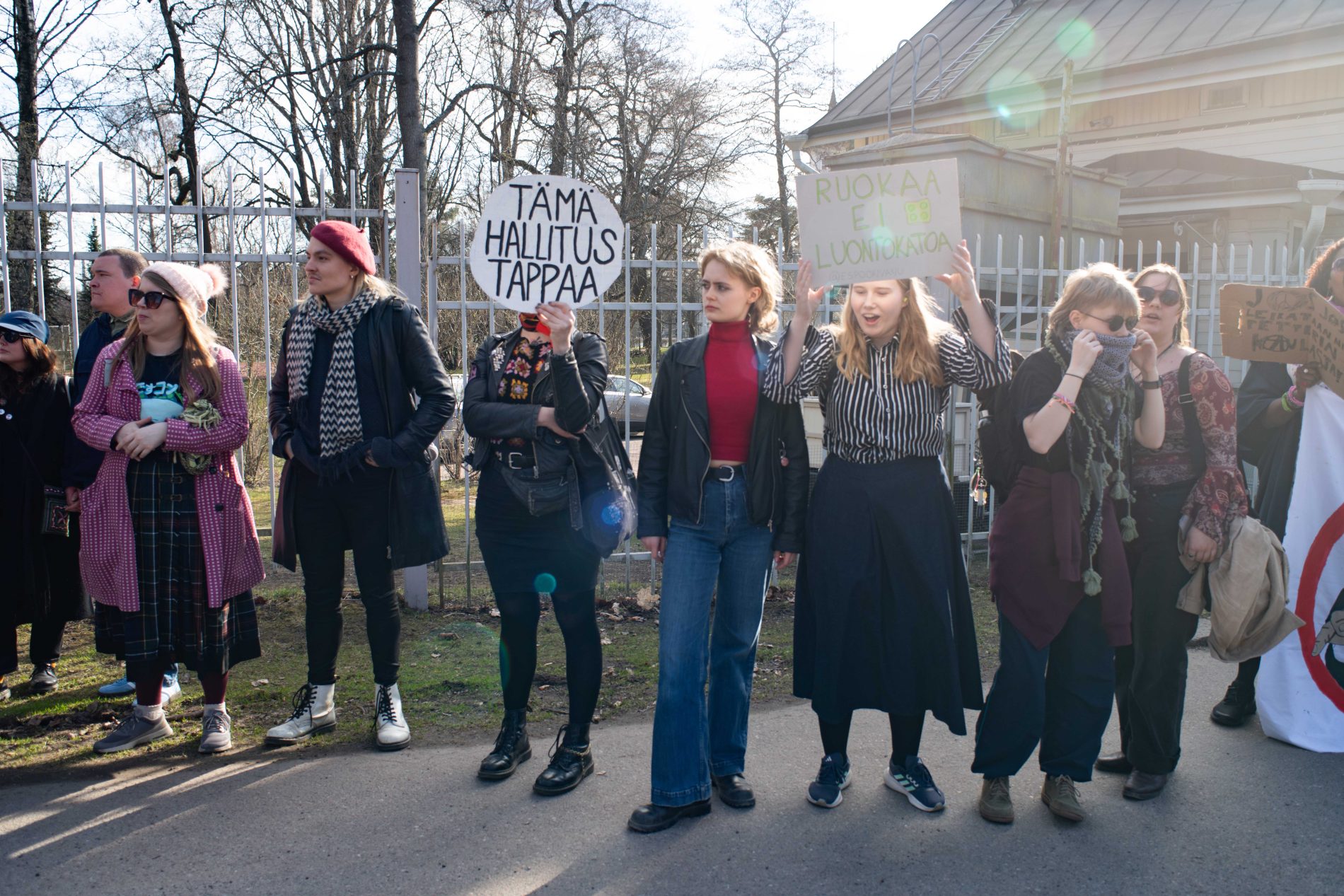 Mielenosoittajia pääministerin virka-asunnon edessä Leipäjono-mielenosoituksessa.