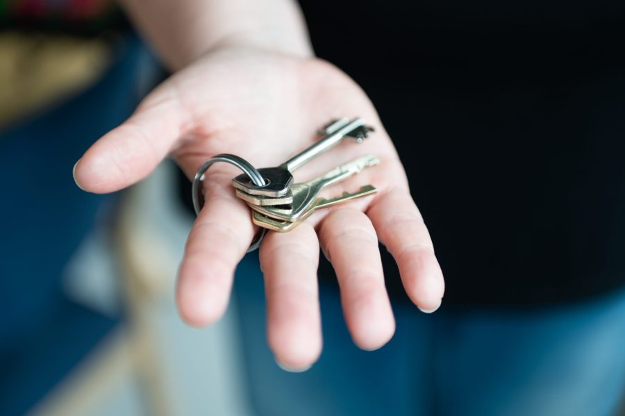 Henkilön kämmenellä avainnippu.