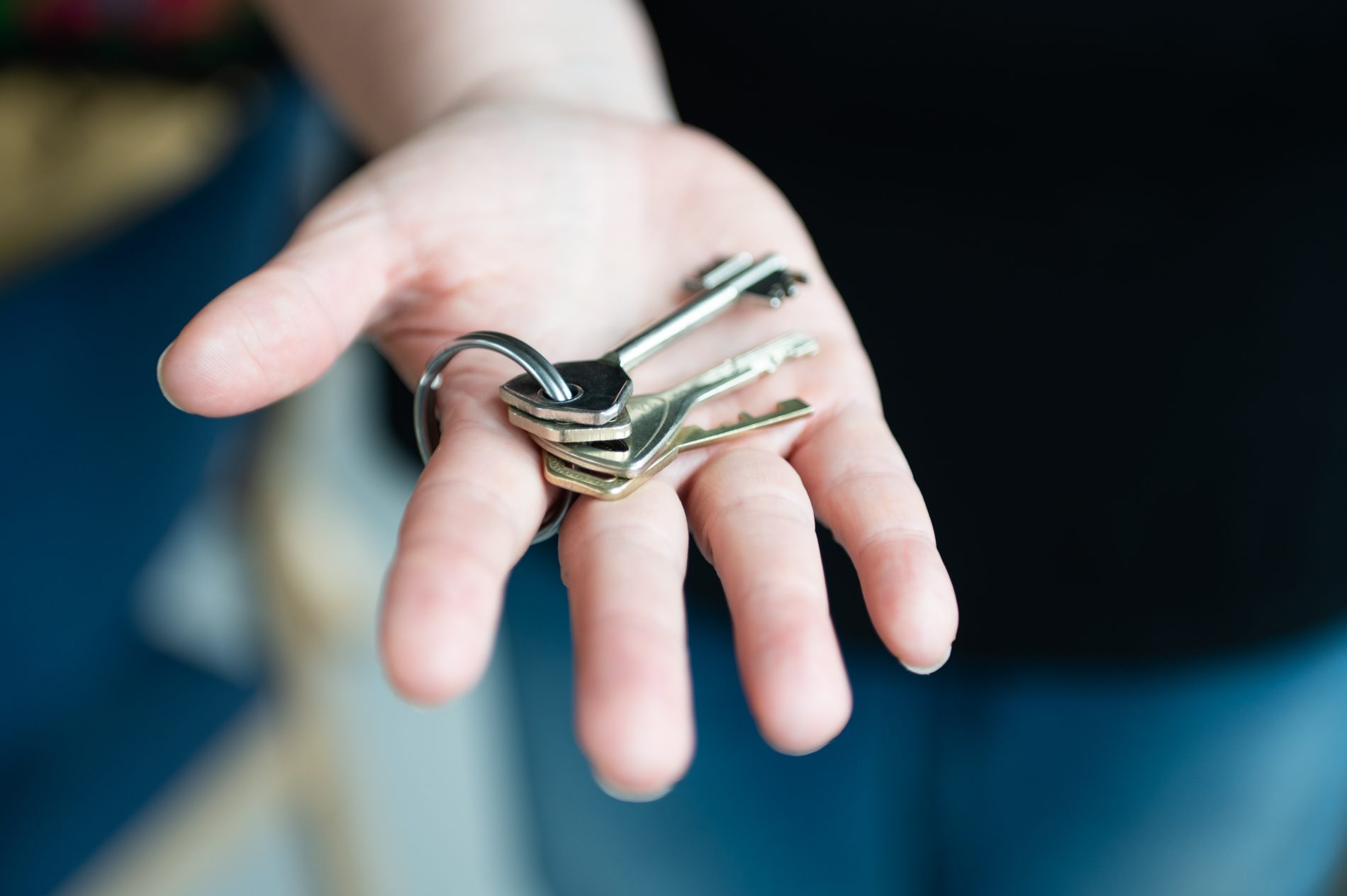 Henkilön kämmenellä avainnippu.