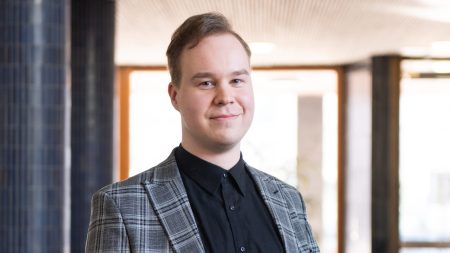 Jiri Mäntysalo kuvattuna Vantaan kaupungintalolla.