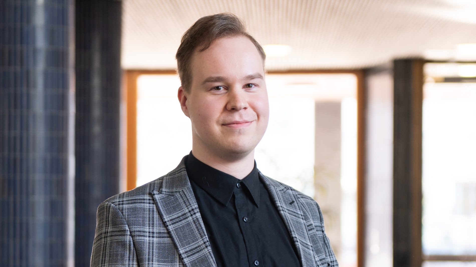 Jiri Mäntysalo kuvattuna Vantaan kaupungintalolla.
