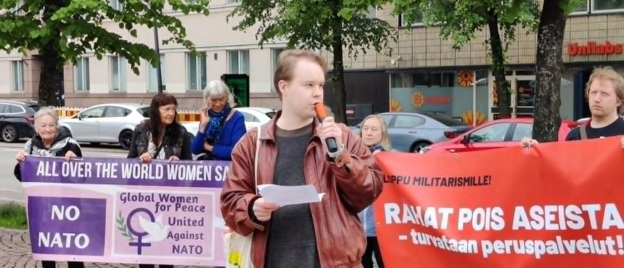 Jiri Mäntysalo puhumassa mielenosoituksessa.